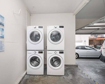 Charming Home Just Steps from the Beach 2 Bedroom, Private Back Patio, & Free WiFi - Newport Beach - Laundry facility
