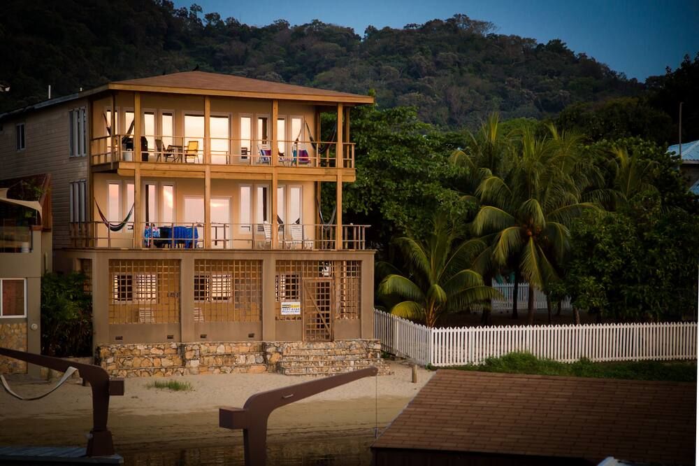 Oceanfront! Diving, Snorkeling, Kayaking On Site. Turtle Casa Beach Suite - Sandy Bay - בניין