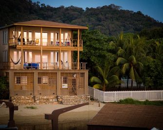 Oceanfront! Diving, Snorkeling, Kayaking On Site. Turtle Casa Beach Suite - Sandy Bay - בניין