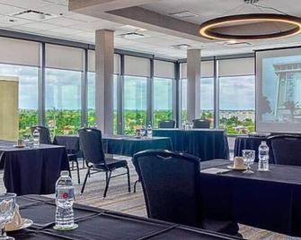 Great Choice For Whatever Brings You To Town! Onsite Swimming Pool - Miami Springs - Restaurace