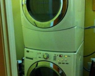 Rustic Downtown Living - 1br/1.5ba - Norfolk - Lavandería