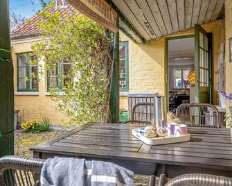 Beautiful home in Ribe with WiFi - Ribe - Patio