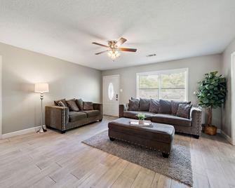 Sleep 7 in this 3 Bedroom Home walking distance Sylvan Beach with Game room work area high speed wifi La Porte close to Kemah NASA - La Porte - Living room