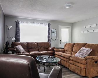 Le Lodge - Spacious Home Near Ofsc Trails - Cochrane - Wohnzimmer