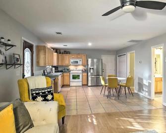 Hill Country Haven Quiet Guest House on 4 Acres Close to Everything - San Antonio - Cocina