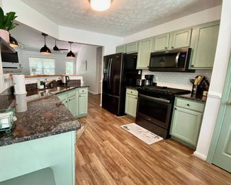 Spacious 3 bedroom 2 bathroom house in fantastic Sugar Hill with AC - Sugar Hill - Cocina