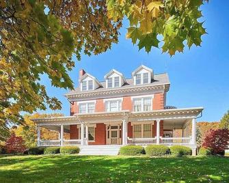 Eagle Spring Farm House Near Penn State Football - Port Matilda - Building