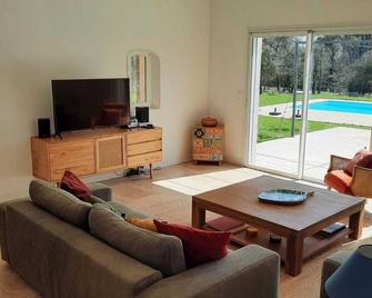 Provencal villa with large swimming pool in the heart of nature between Aix and Luberon - Rognes - Living room