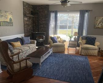 House minutes from wineries, Spire, Lake Erie, GOTL - Geneva - Living room