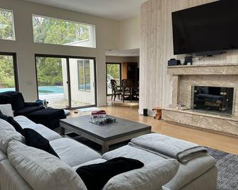 Single Family Home Walking Distance to the Beach! - Wainscott - Sala de estar