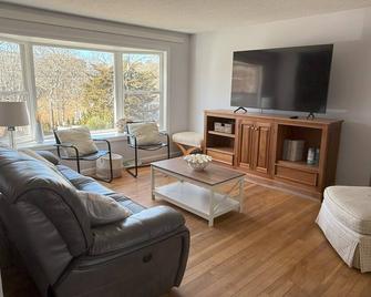 4 Bedroom Cape Getaway, 5 Min Drive to Beach, Pool Table, Grill, Backyard - Falmouth - Living room