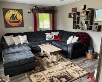 Clean & Cozy family friendly cabin close to the Porcupine Mountains~ - Ontonagon - Living room