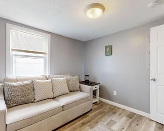 Comfortable condo with partial AC, and high-speed WiFi. - Hampton - Living room