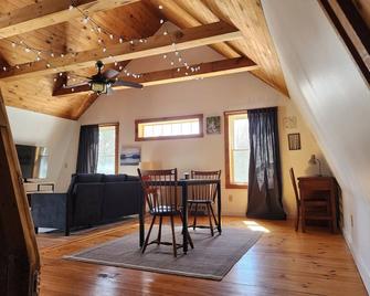 Charming rustic loft nestled near Lake Salem. - Derby - Comedor