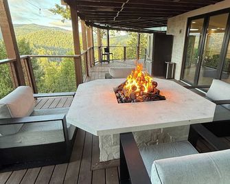 Cliff House- Avenue of the Giants- 6BD/4BA, Fire Pit, 2000 SF Deck with Views! - Garberville - Balkón
