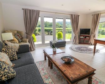 Monument View, Hawkesbury. Tv. - Badminton - Living room