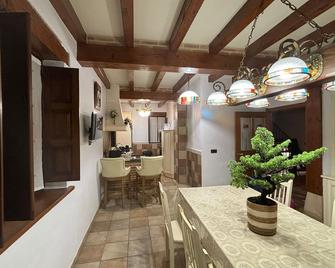Vivienda turistica jardín con encanto y piscina - Zeanuri - Dining room