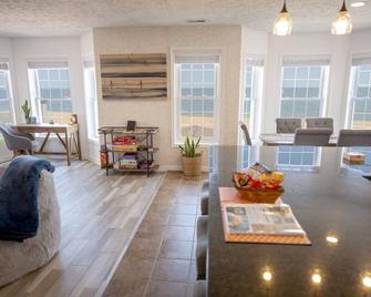 Beachfront Getaway, Mermaid Suite, - Norfolk - Living room