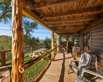 Guadalupe Bluff Log Cabin 4 Bedroom Home by RedAwning - Kerrville - Balcony