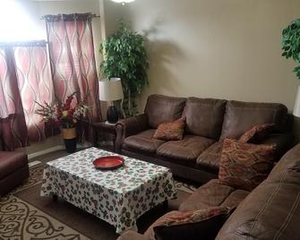 Gorgeous Home! Awesome Location - Kearns - Living room