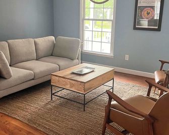 Quaint Tilghman Island home - Tilghman Island - Living room