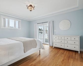 Sandy Toes Ocean Views Steps to Beach Deck - Seabrook - Bedroom