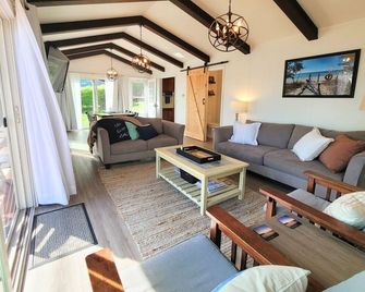 Lake Escape - Private Lakefront With Kayaks! - Frankfort - Living room