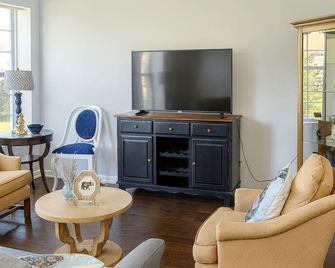 Azure Elephant Haven Quiet, Welcoming Vibe - Middletown - Living room