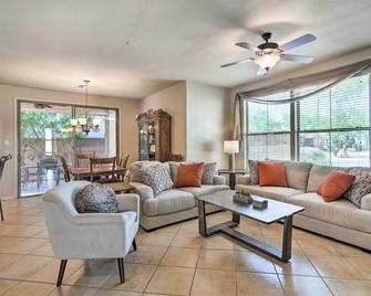 Goodyear Desert Oasis Walk to Community Pool - Goodyear - Living room