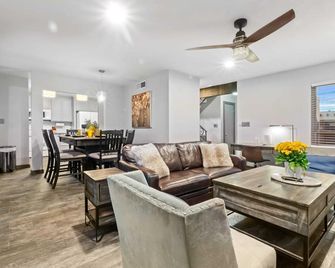 The Plaza - An Irvie Home w Summer Pool - Alburquerque - Sala de estar