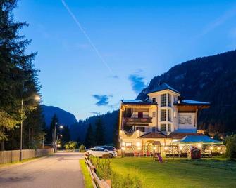 Chalet Pineta relax location - Canazei - Building