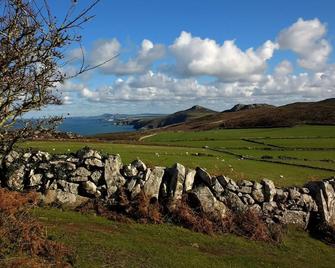 Cosy Cottage. Log Stove, Private Walled Garden, Coastal Walking From The Door. - St David's - Golf course