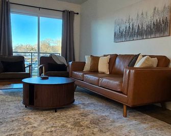 Salt City Executive Townhome a Modern Central Retreat with 2 En Suite Bathrooms - Salt Lake City - Wohnzimmer