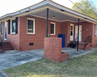 Classic 3-bedroom 2-full bath Bungalow in Old Hanahan with Sunroom and Yard - Hanahan - Building