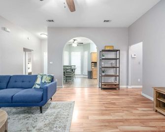 Jim Ave Inn Summary: - Killeen - Living room