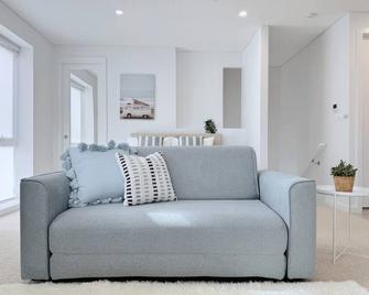 Casa Lumi Walk to Marina & Beach - Shellharbour - Living room