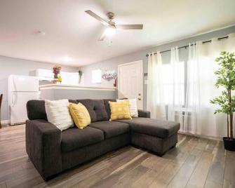 Comfortable Getaway | 1 Bedroom, Full Apartment! - Houston - Sala de estar