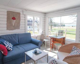 One-Bedroom Holiday Home In Larbro - Lärbro - Living room