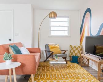 Retro Retreat: 1br home w/ WFH desk, livingroom, and fire pit - Kingston - Living room