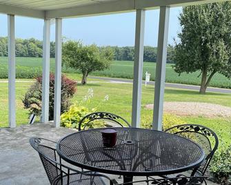 Relax by the fireplace, enjoy our quiet countryside 1-bedroom - Hillsboro - Patio