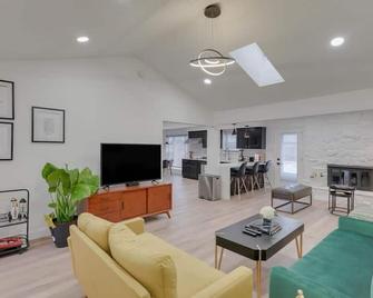 Texas Designer Home With Private Hot Tub And Pool! - North Richland Hills - Living room