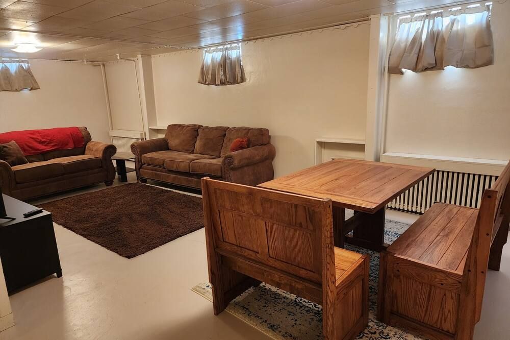 Downstairs apt, 2 beds, 3/4 bath, kitchen, washer/dryer. Walk to restaurants. - Craig - Wohnzimmer