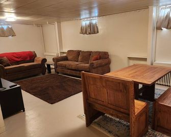 Downstairs apt, 2 beds, 3/4 bath, kitchen, washer/dryer. Walk to restaurants. - Craig - Wohnzimmer