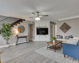 Beautiful House for BIG Groups with a Cinema Room - Dallas - Living room