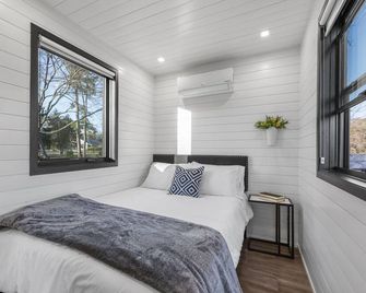 Trifecta is 2 mins to Lake Conroe! Heated Pool, Stocked Ponds, Cute Pygmy Goats - Willis - Chambre