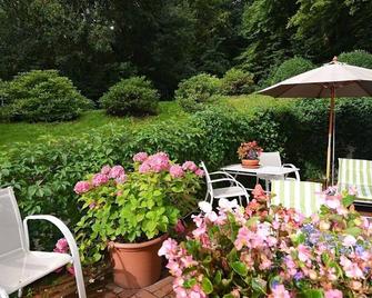 Weißes Haus am Kurpark, Fewo Gartenblick - Bad Suderode - Innenhof