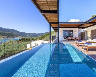 Luxury 4-bedroom Villa with Infinity Swimming Pool and View - Desimi - Piscina