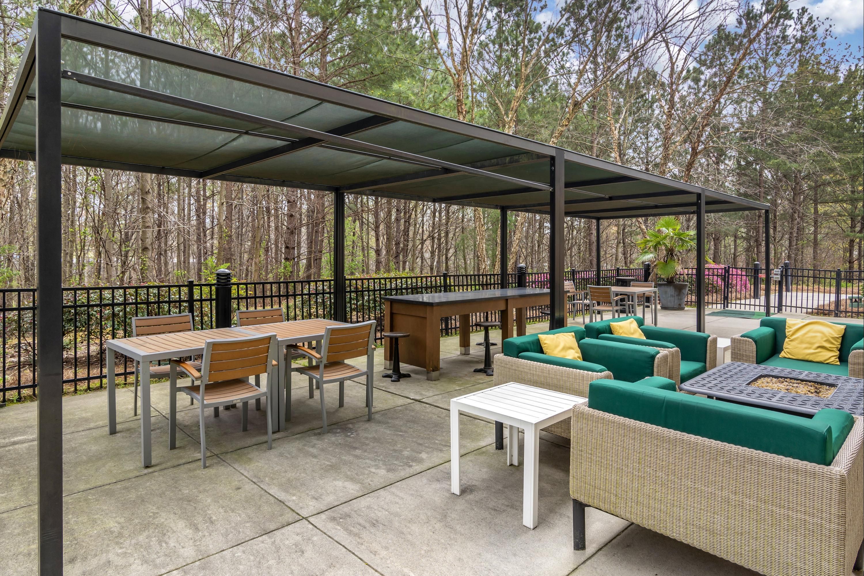 Holiday Inn Atlanta-Gas South Arena Area By IHG - דולות' - פטיו