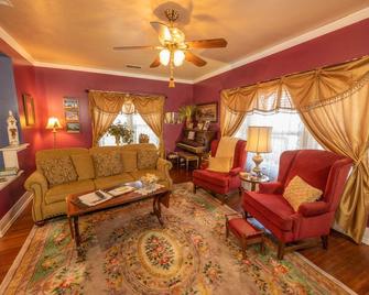 Pet-Friendly Home Located 3 Blocks From Downtown Weatherford That Can Sleep 6 - Weatherford - Living room