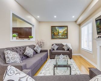 Avid vacation palace in Castlemore , Brampton - Brampton - Living room
